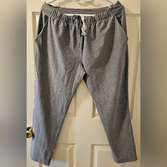 LuLuLemon Capris - Picture 1 of 3